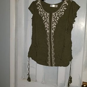 Large embossed top with side cinches